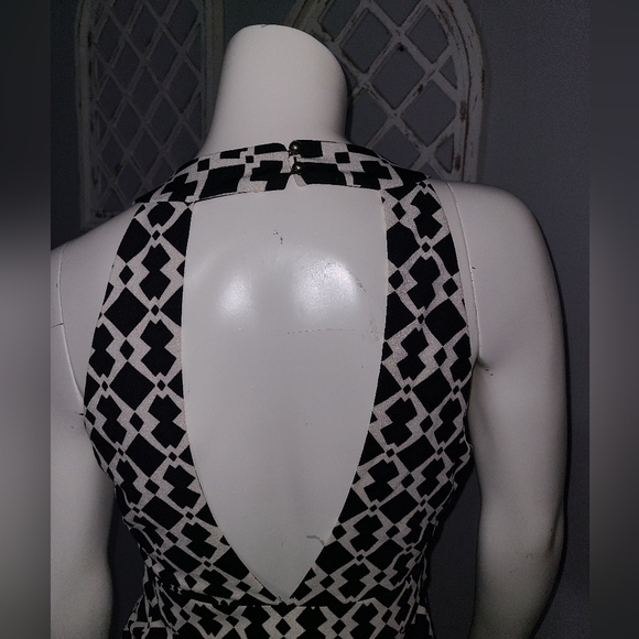 Xtaren Geometric Print Deep Vee Romper Women's Size Medium - Picture 8 of 10